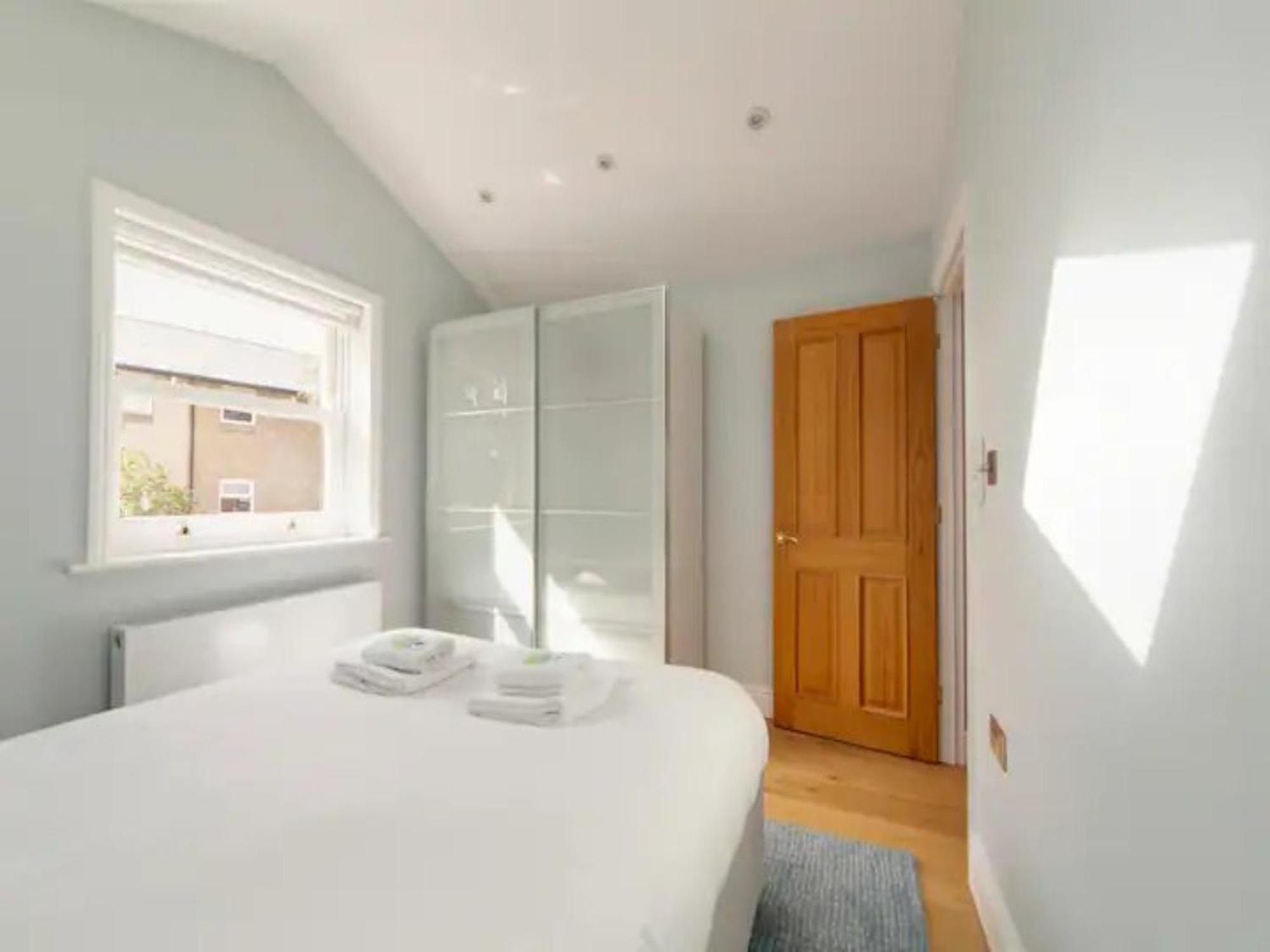 Rumah liburan Pass The Keys Centrally Located Modern And Spacious 3 Bed Terrace *