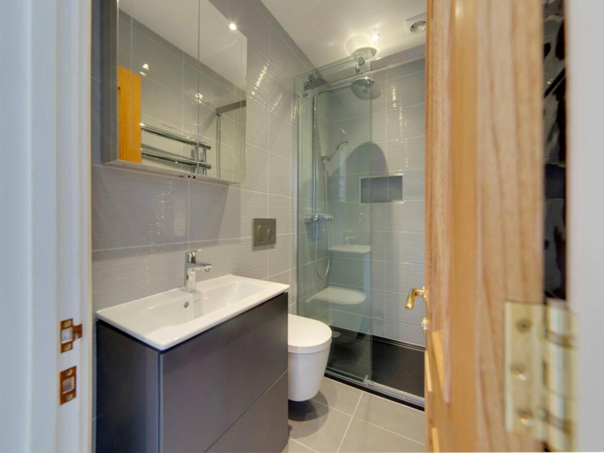 Rumah liburan Pass The Keys Centrally Located Modern And Spacious 3 Bed Terrace